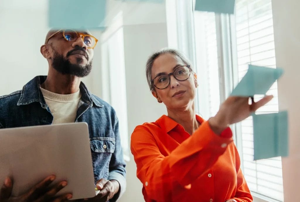 Life coach plans with a client using sticky notes.